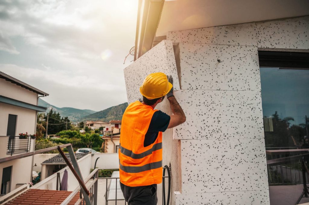 Pause d'isolant pour l'isolation d'un logement