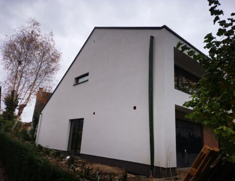 Façade d'une maison isolée à Grand Bigard