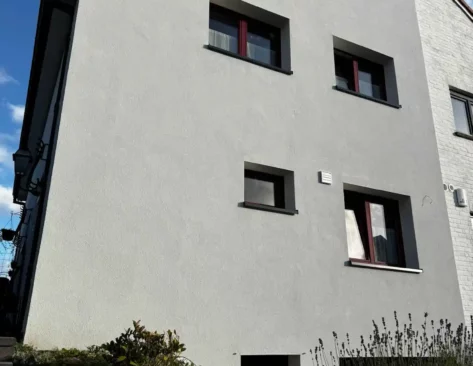 Maison vue de face isolée et rénovée