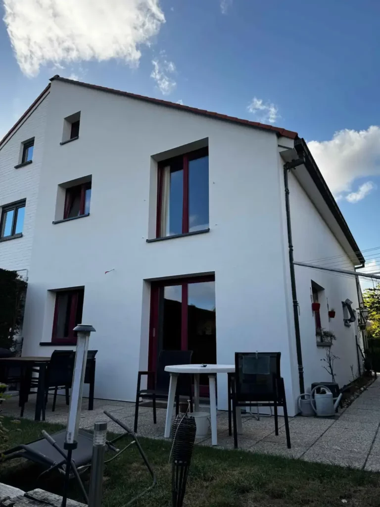 Vue 3-4 face maison isolée crépi classique