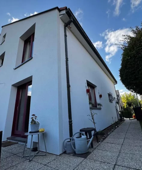 Maison isolée au crépi par Isoleaz