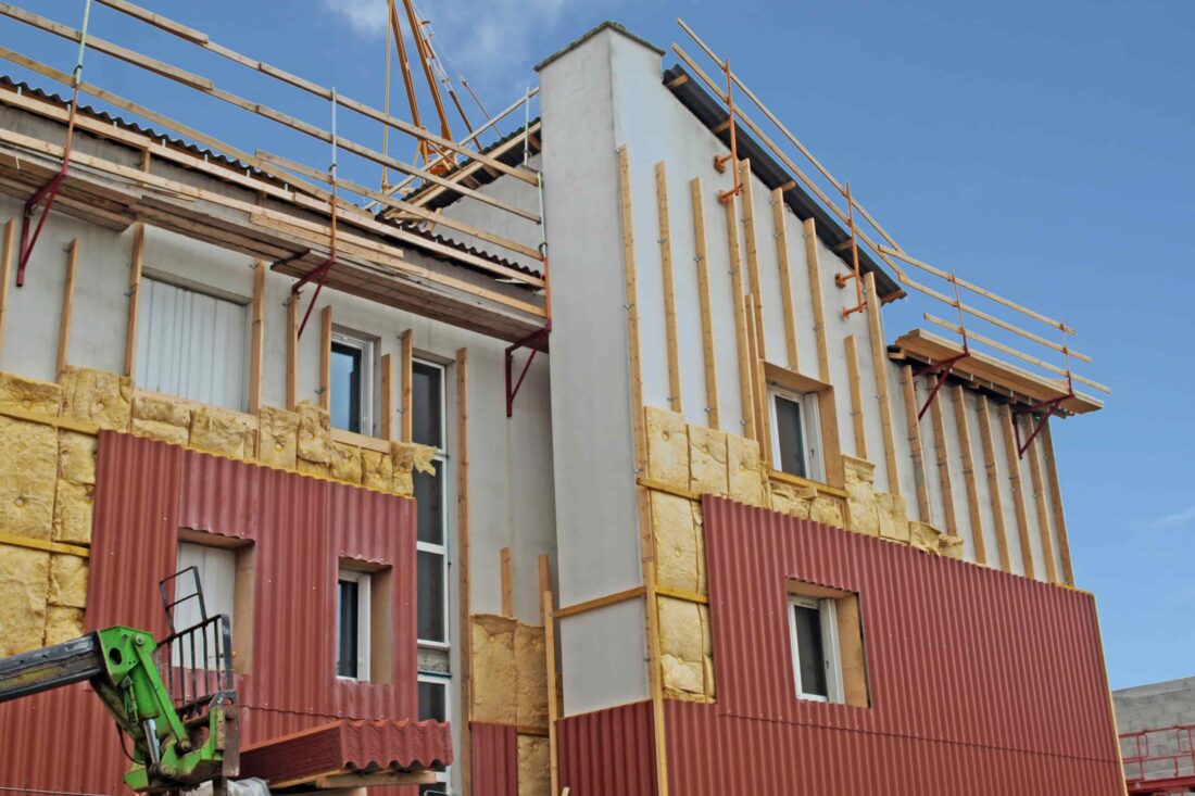 Chantier isolation d'un bâtiment par l'extérieure.